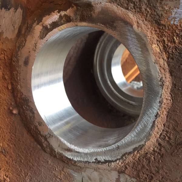 Mobiel kotteren is het op locatie verhelpen van uitgesleten of ovale pen-gat verbindingen