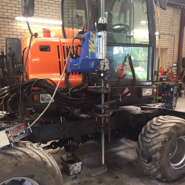 Mobiel kotteren van een uitgesleten pen-gat verbinding van een tractor - Vrijdag Kottertechniek